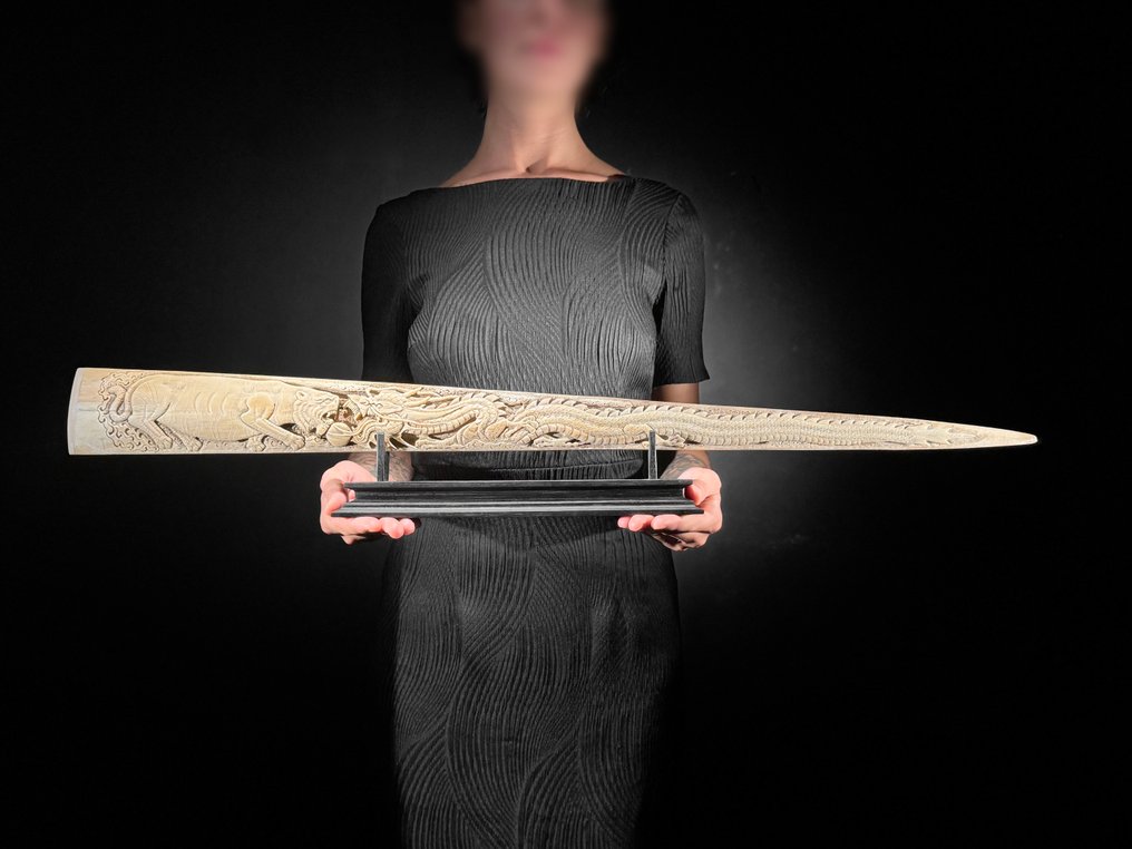 无底价-令人惊叹的大型包浆剑鱼吻部，配有定制底座-龙虎图案 喙 - Xiphias Gladius - 13 cm - 85 cm - 6 cm- 非《瀕臨絕種野生動植物國際貿易公約》物種 -  (1) #1.0