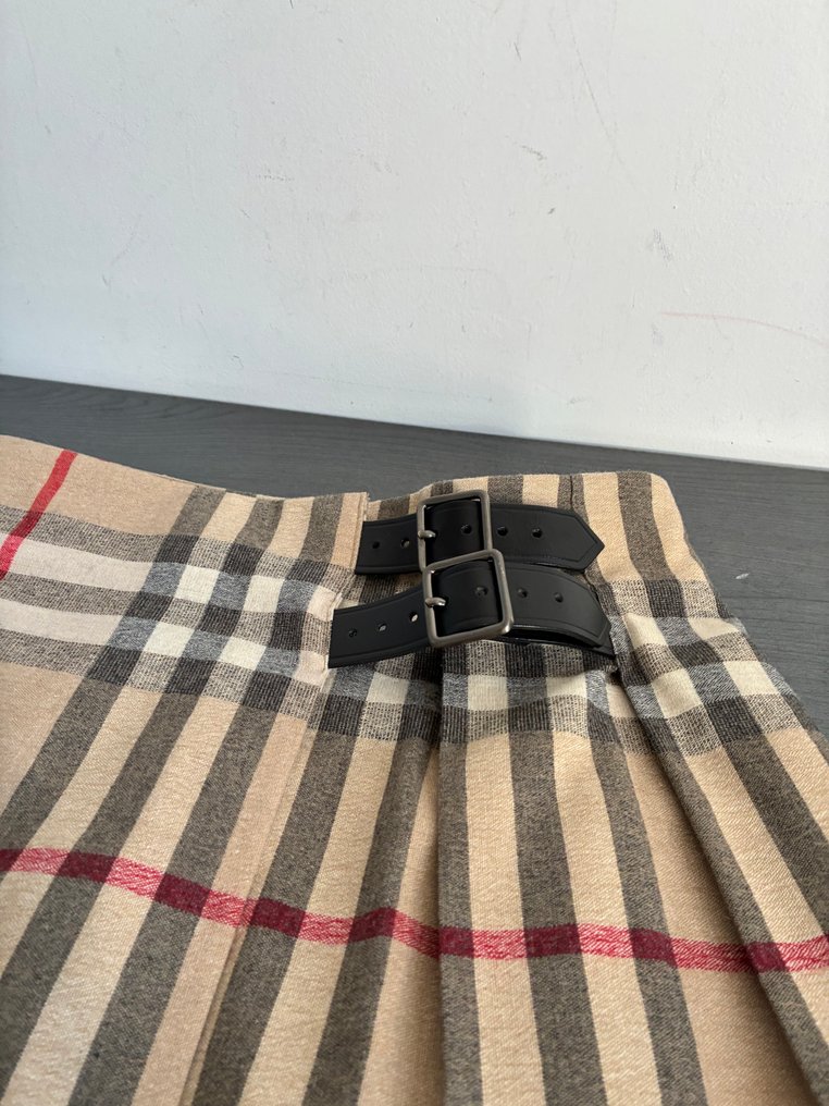 Burberry - Saia #1.0