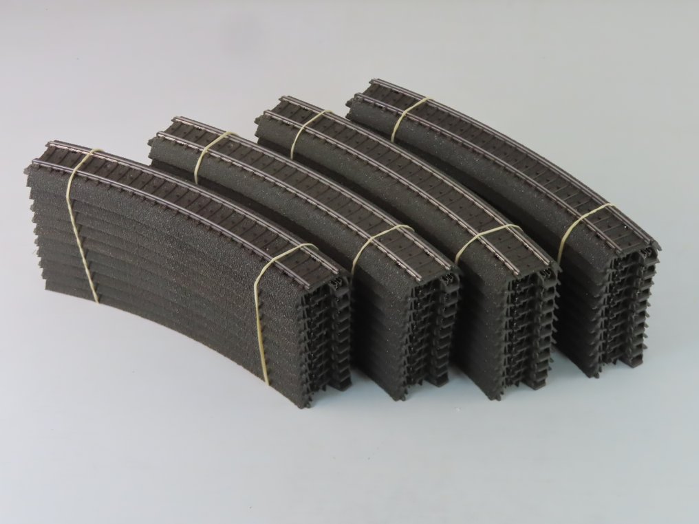 Märklin H0 - 24130 - Model train tracks (40) - 40-piece rail set with curved rail pieces, C-rail #4.3