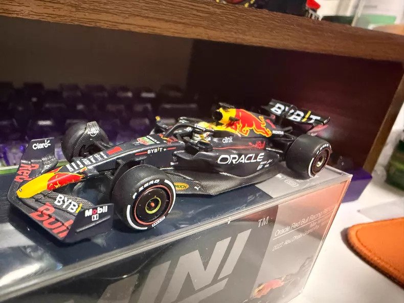 MINI GT 1:64 - Model samochodu - Oracle Red Bull Racing RB18 #1.0