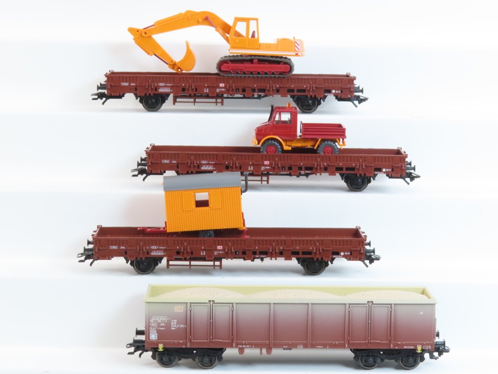 Märklin H0 - 00753-21/09/03 - Modellvonat teherfuvarozás (4) - Három darab két tengelyes platót szállító jármű ásási/munkagépekkel és négy tengelyes magas nyitott - DB #1.0