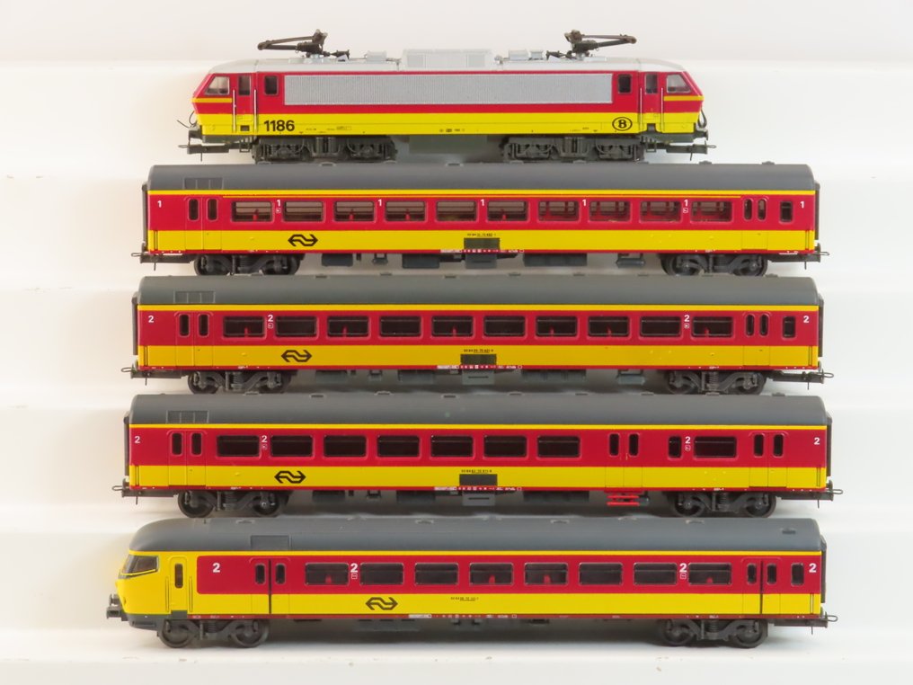 Lima H0 - o.a. uit set 149817 P - Togsett (1) - 5-delt togsett 'Benelux' med E-lok serie 1600, fire-akslede hurtigrutetogvogner i 1. og 2. klasse, - NMBS, NS #1.0