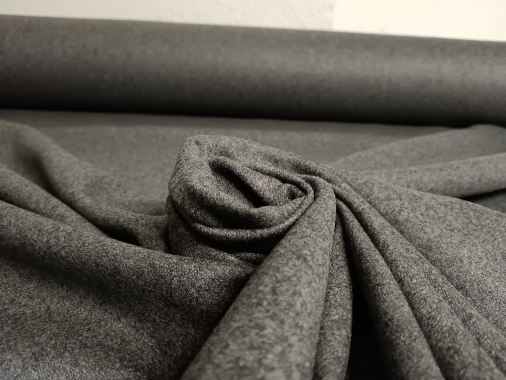 纯英国羊毛布，尺寸为5.30×1.60米。 - 纺织品  - 530 cm - 160 cm - 英格兰羊毛布 #1.0