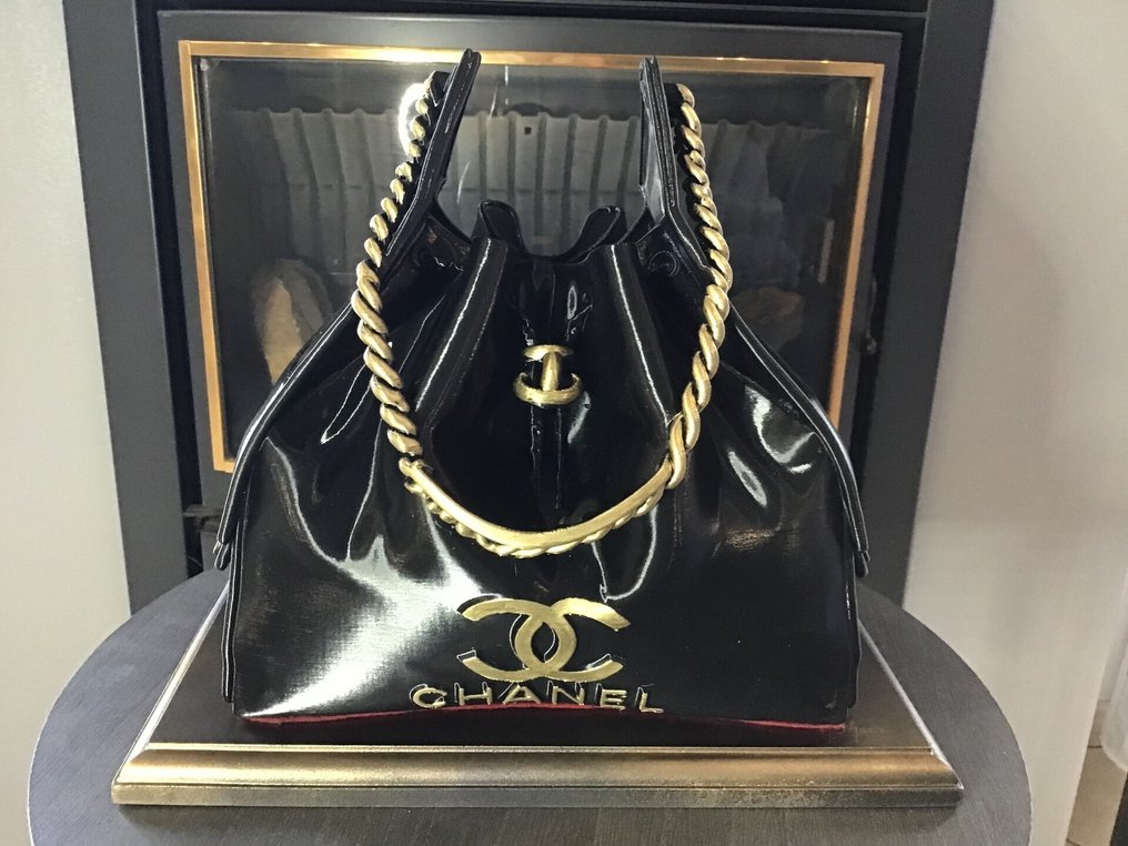 Artheos (1951) - 雕刻, Sac à main Chanel - 26 cm - 樹脂, 復合材料 - 2025 #1.0