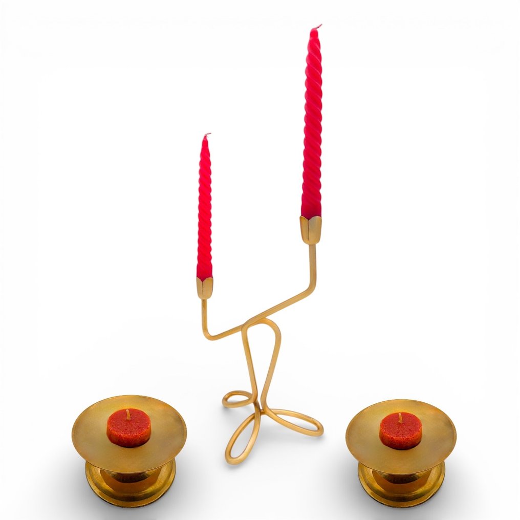 燭台 设计一对火焰，配有火红蜡烛和金色底座，系带式；以及两个黄铜烛台。 - 鋁 - 稀有，金色版 #1.0