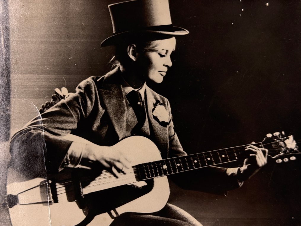 Keystone - Brigitte Bardot with Guitar #1.0