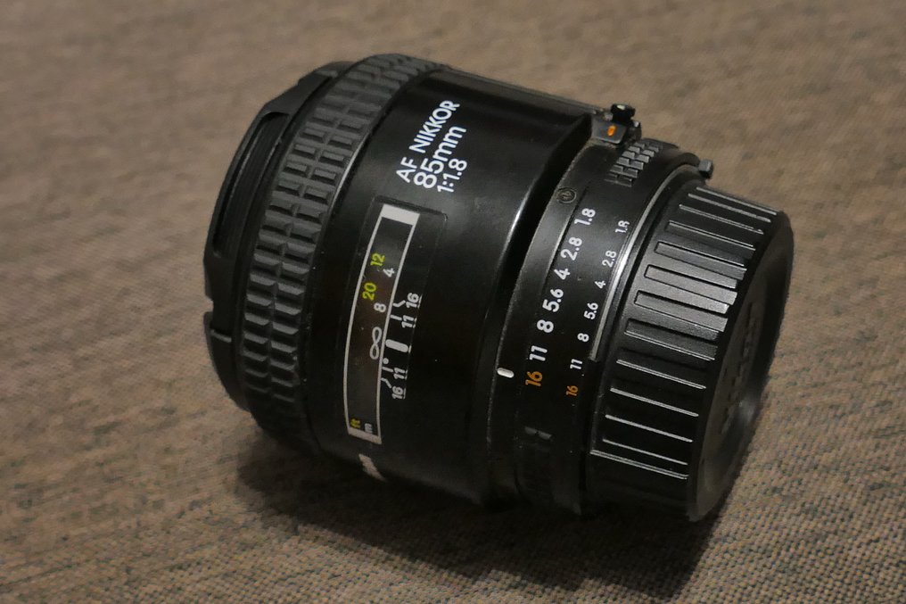 Nikon AF Nikkor 1,8/85mm + funda + filtro + parasol metálico Objectif principal #1.0