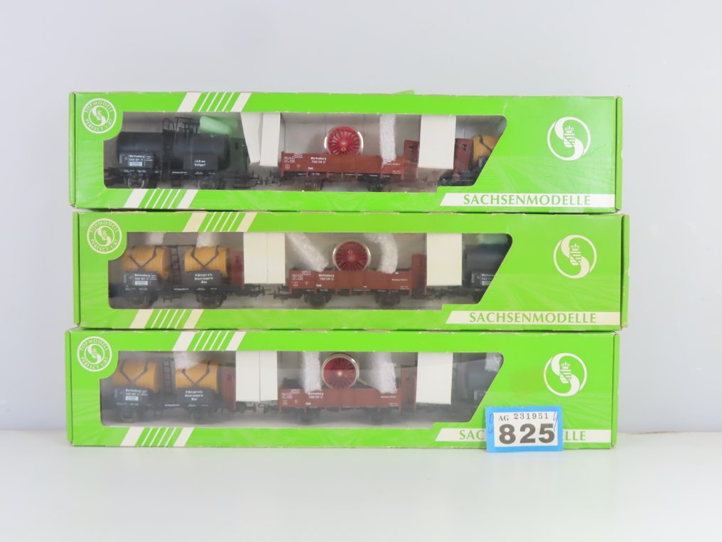Sachsenmodelle H0 - 14111 - Σετ τρένου μοντελισμού μεταφοράς εμπορευμάτων (3) - 3x σετ εμπορευματοκιβωτίων 3 τεμαχίων με βυτιοφόρο, χαμηλό φορτηγό και καμινάδα. - K.W.St.E. #4.3