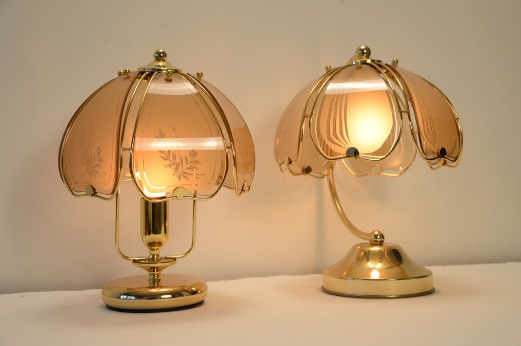 Επιτραπέζιο φωτιστικό (2) - Ζεύγος επιτραπέζιων/κομοδίνων λαμπών Hollywood Regency - Ορείχαλκος, Γυαλί #1.0