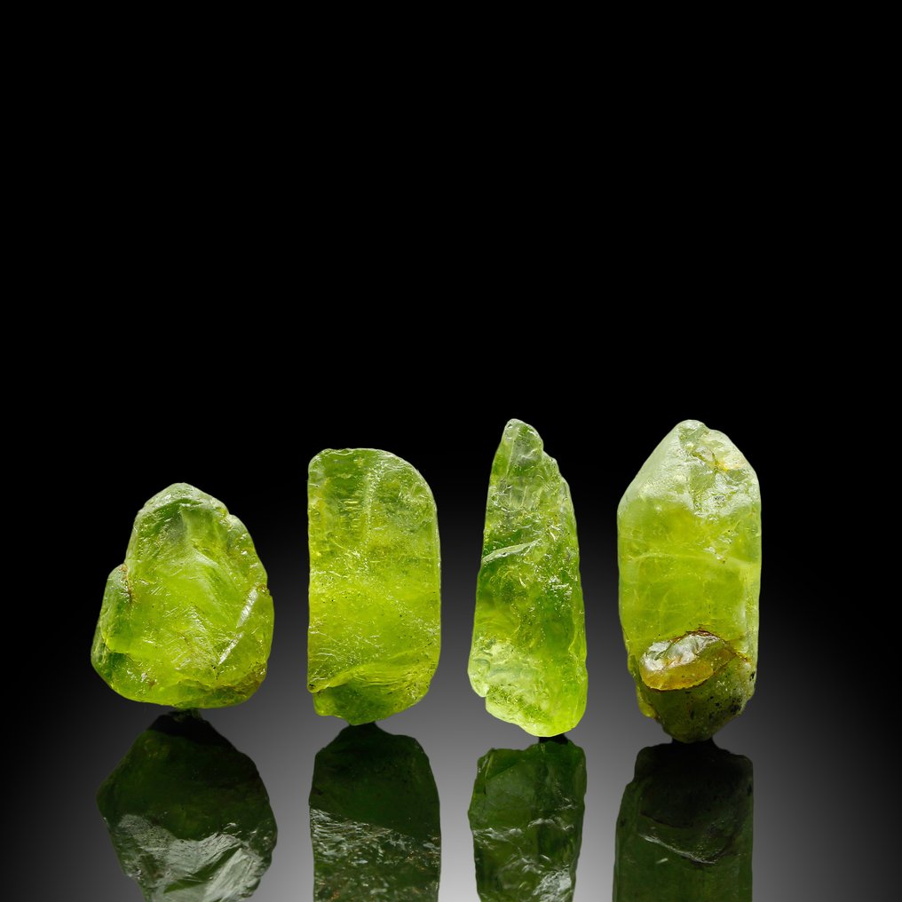 完美形成的橄榄石——天然绿色 水晶 - 高度: 2.3 cm - 闊度: 1 cm- 13 g - (4) #1.0