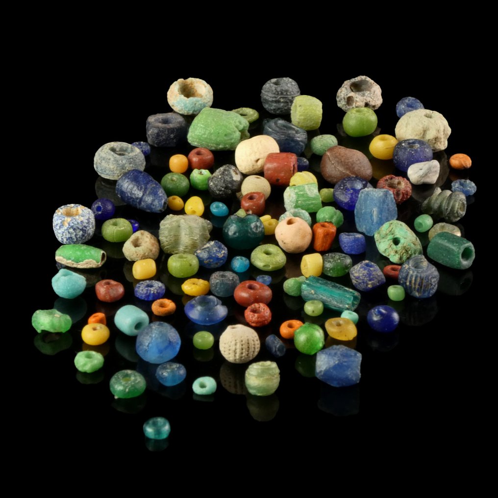 Αρχαία Ρωμαϊκή Συλλογή περίπου 100 Ρωμαϊκών πολύχρωμων γυάλινων χαντρών.  (χωρίς τιμή ασφαλείας) #1.0