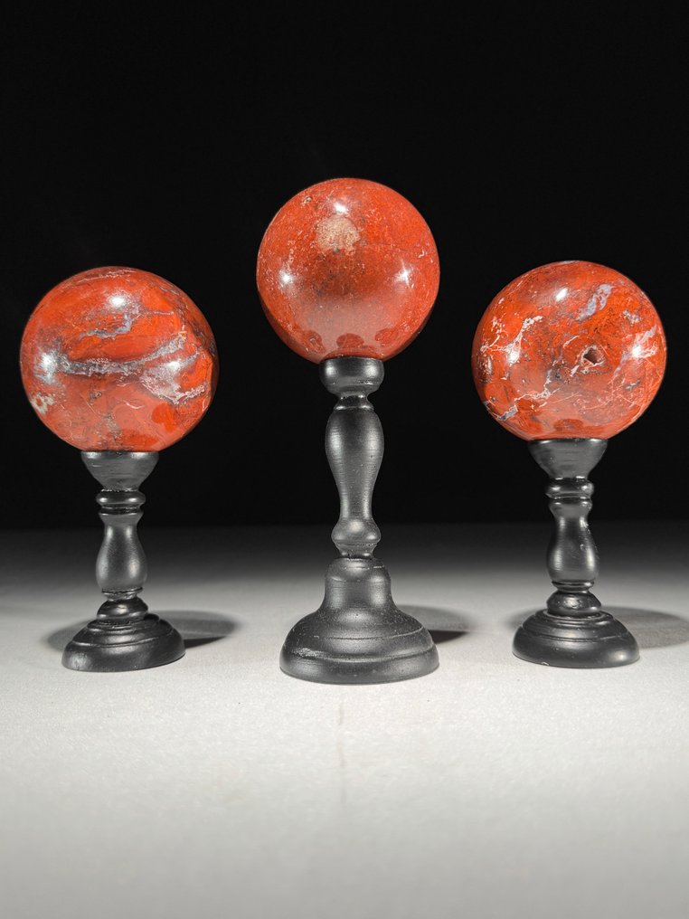 Χωρίς ελάχιστη τιμή - Υπέροχο σετ 3 Κόκκινων Τζάσπερ Σφαίρες σε προσαρμοσμένες βάσεις.- 1900 g - (3) #1.0