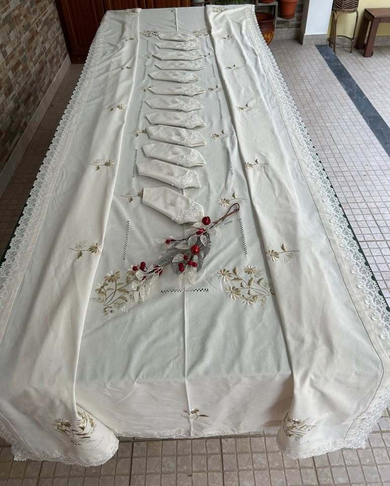 Stor fantastisk håndkle med broderte blomster og åpne kantbånd. - Duk (13)  - 358 cm - 175 cm #1.0
