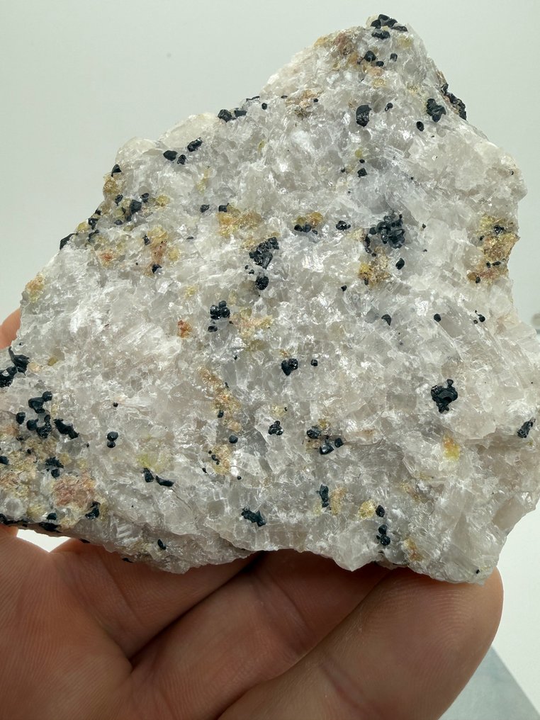 极其明亮、宝石般的维林石镶嵌在方解石中，伴有弗兰克林石和锌矿石。 萤光 - 高度: 9 cm - 宽度: 7 cm- 219 g #2.1