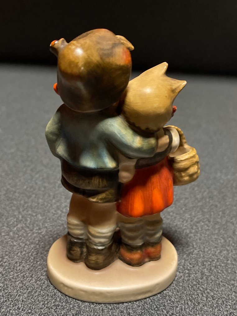 Goebel - Figurita - Surprise - TMK3 - Biscuit #1.0