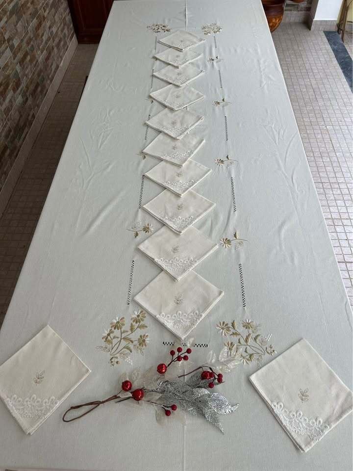 Stor fantastisk håndkle med broderte blomster og åpne kantbånd. - Duk (13)  - 358 cm - 175 cm #4.3