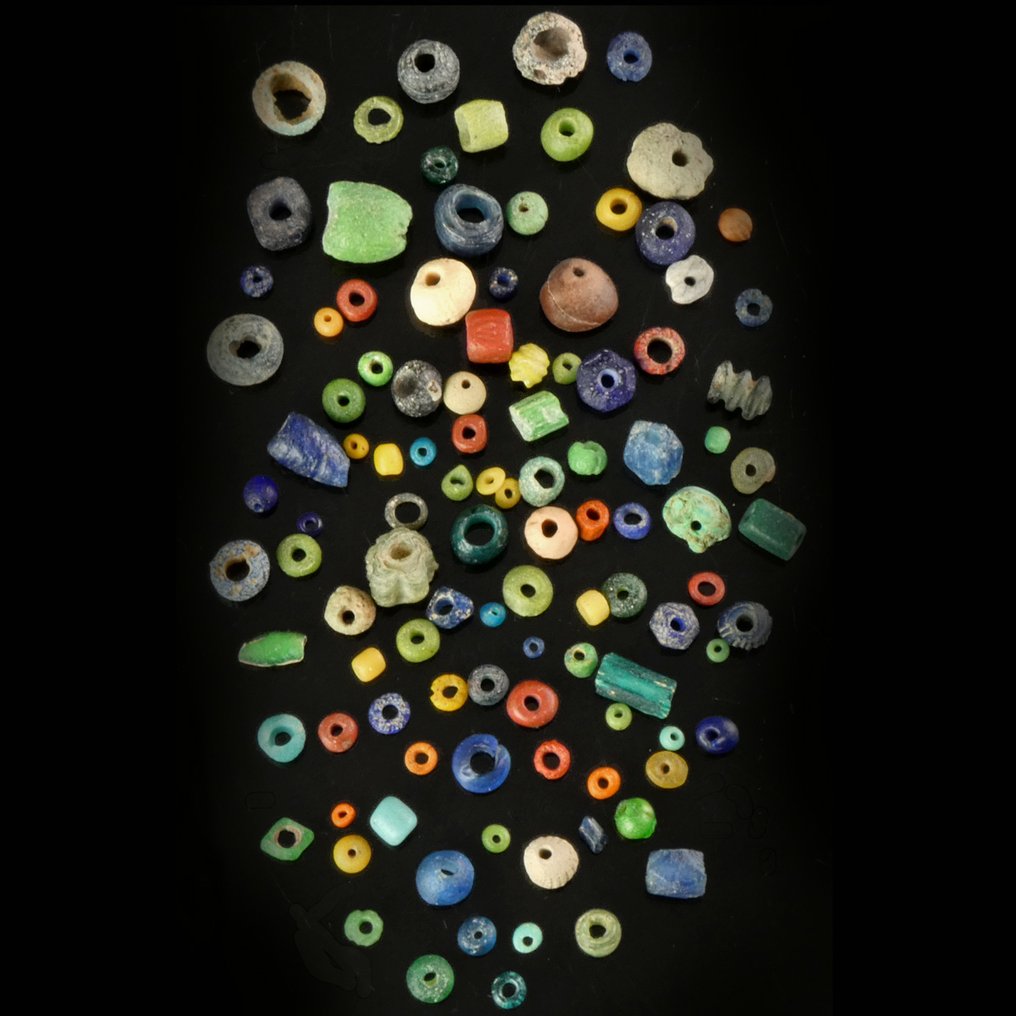 Αρχαία Ρωμαϊκή Συλλογή περίπου 100 Ρωμαϊκών πολύχρωμων γυάλινων χαντρών.  (χωρίς τιμή ασφαλείας) #4.3