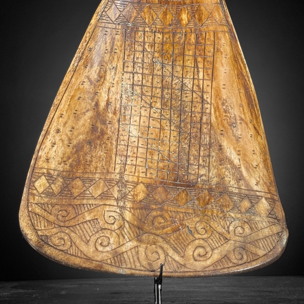 Χωρίς ελάχιστη τιμή - Υπέρομο ημερολόγιο Sumatra κατασκευασμένο από οστό σε προσαρμοσμένη βάση. Οστό - Bovine - 36 cm - 17 cm - 7 cm- Είδη που δεν ανήκουν στο CITES -  (1) #4.3