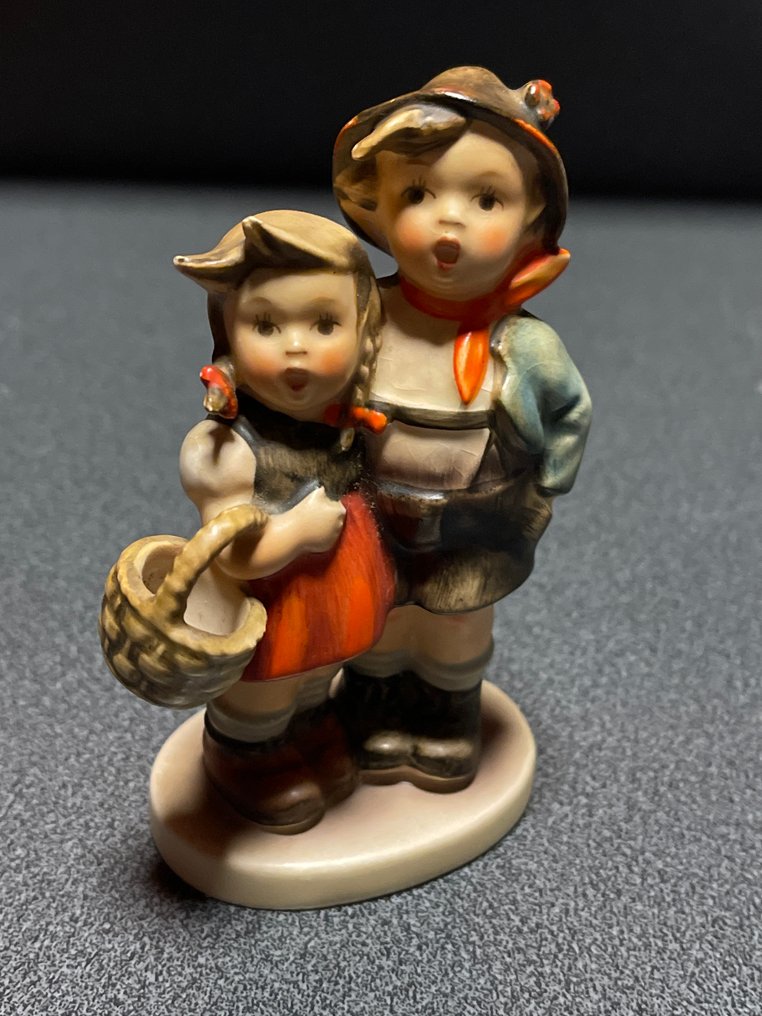 Goebel - Figurita - Surprise - TMK3 - Biscuit #1.0