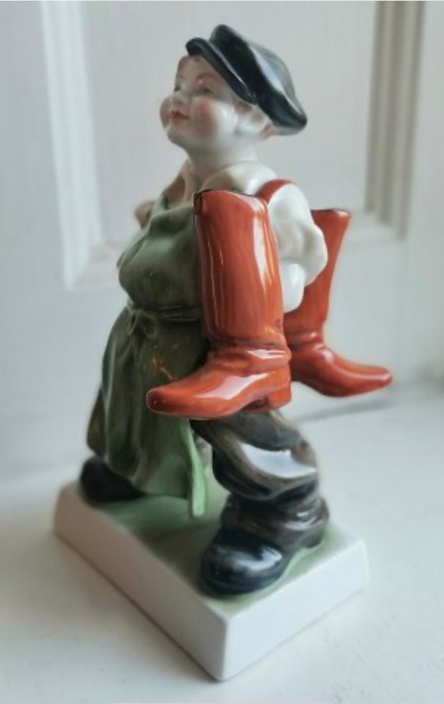 Herend - Figur - Boy with red boots - Porslin #1.0
