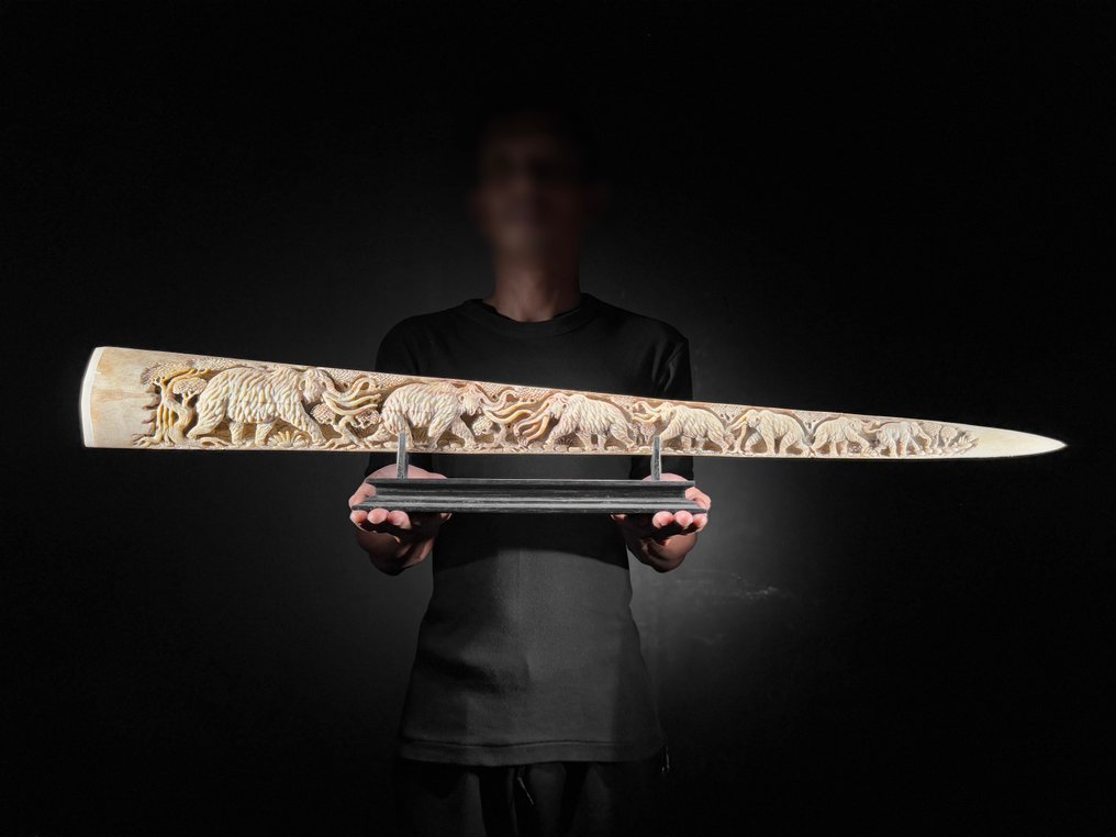 无底价 - 超大雕刻剑鱼獠牙，配展台 - 史前野生动物图案 支架上的吻突 - Xiphias Gladius - 15 cm - 91 cm - 6 cm- 非《濒危物种公约》物种 -  (1) #1.0