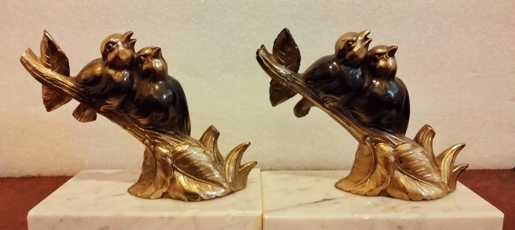 书挡 (2) - 金色做旧调和金属鸟 - 粗锌, 棕色和金色的氧化层 - 一对鸟 #1.0
