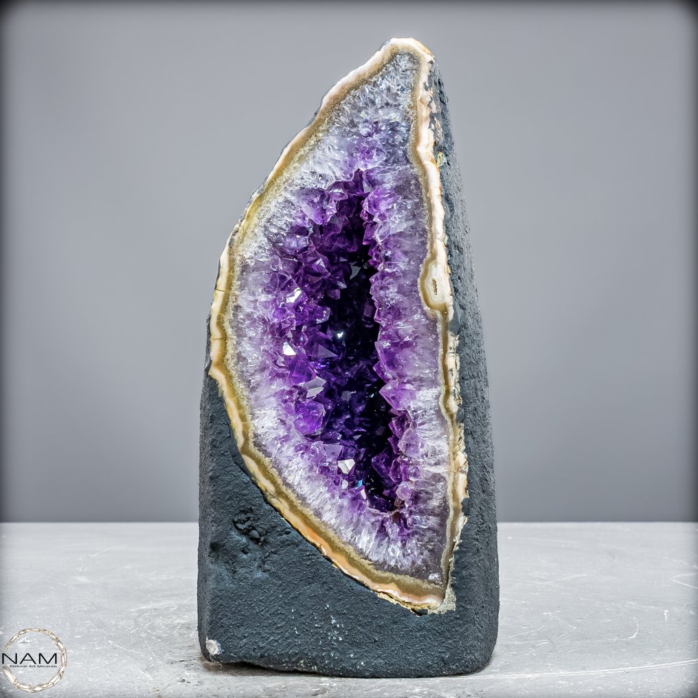 令人惊叹的紫水晶簇 耀眼的水晶辉煌在紫色中- 1176.78 g #4.3