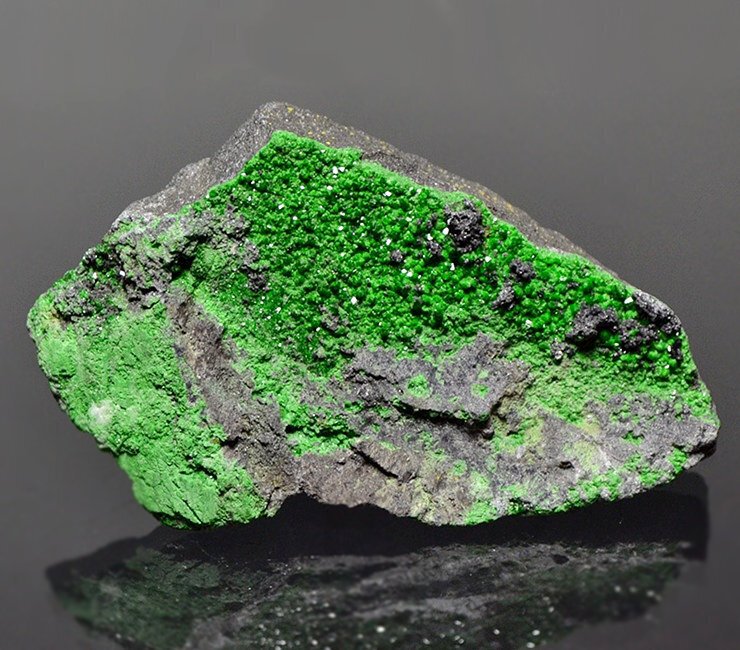 Ουβαροβίτης Κρύσταλλοι στη μήτρα - Ύψος: 4.5 cm - Πλάτος: 7.5 cm- 90 g #1.0