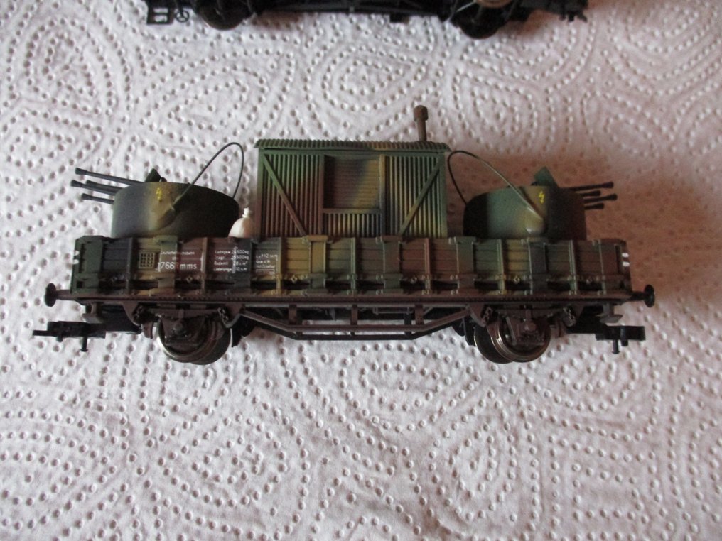 Gleichstrom Tarnfarben H0轨 - 模型火车货运车厢 (3) - 2. WK 双旗车辆配有小屋和两辆迷彩涂装的货车，标识为 DR。 - DR #4.3