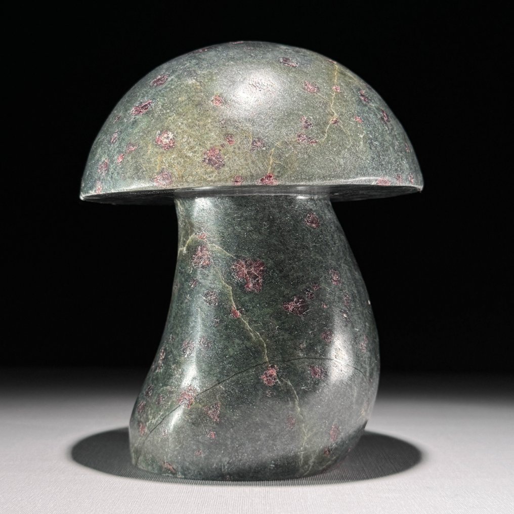 Χωρίς ελάχιστη τιμή - Χειροποίητο ξύλινο γλυπτό μανιταριού από Ruby Zoisite. Μοναδικό Ανάλεκτο Συλλέκτη - Ύψος: 15.5 cm - Πλάτος: 12 cm- 3000 g - (1) #2.1