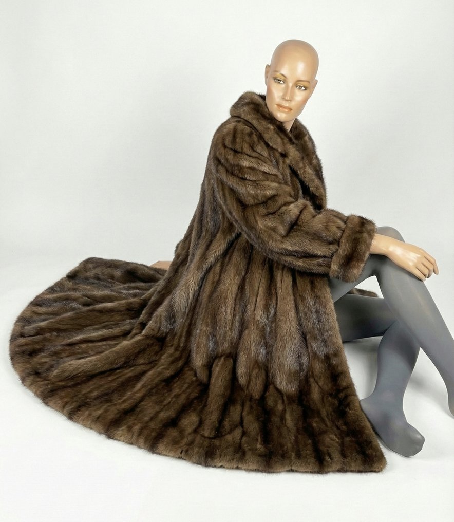 Artisan Furrier - Abrigo de piel #1.0