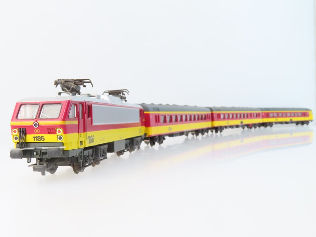 Lima H0 - o.a. uit set 149817 P - Togsett (1) - 5-delt togsett 'Benelux' med E-lok serie 1600, fire-akslede hurtigrutetogvogner i 1. og 2. klasse, - NMBS, NS #1.0