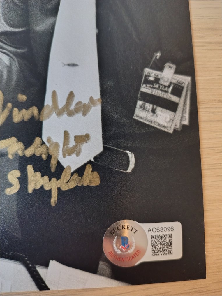 NASA 阿波罗13 - 飞行指挥官 - 米尔顿·温德勒 - 签名照片附 Beckett 认证书 - 2020+ #3.2