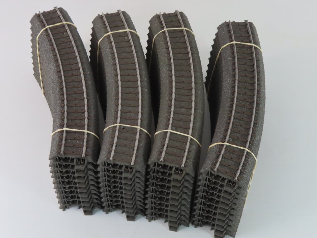 Märklin H0 - 24130 - Model train tracks (40) - 40-piece rail set with curved rail pieces, C-rail #1.0