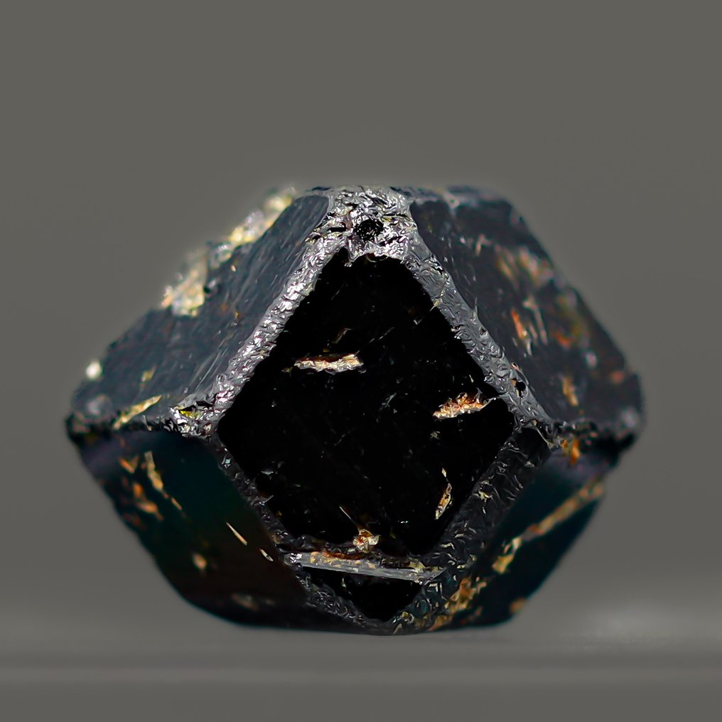 Μοναδική χρυσή λάμψη, μαύρη Melanite • Φυσικός οκταεδρικός κρύσταλλος • 20,20 CT • Χωρίς ελάχιστη τιμή - Ύψος: 16 mm - Πλάτος: 16 mm- 4.04 g - (1) #1.0