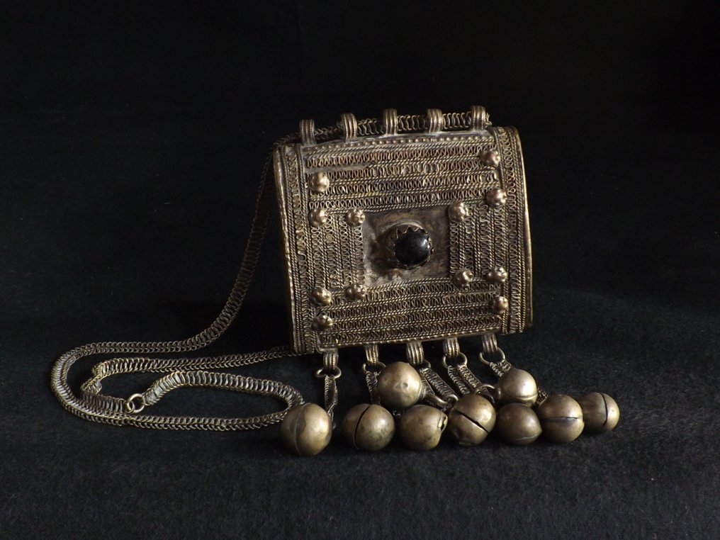 Ασημένιο φυλαχτό με φίγκερα (Ta’wiz / Hirz) με αλυσίδα. - Ασημί - Yέμενη - Early 20th century #1.0