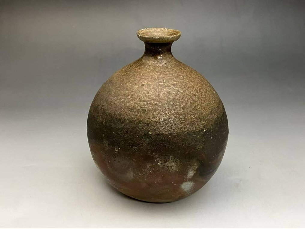 花瓶 - 由Living National Treasure Jun Isezaki创作的备前烧“古柏”花瓶，附带原始签名 - 日本  (没有保留价) #3.2