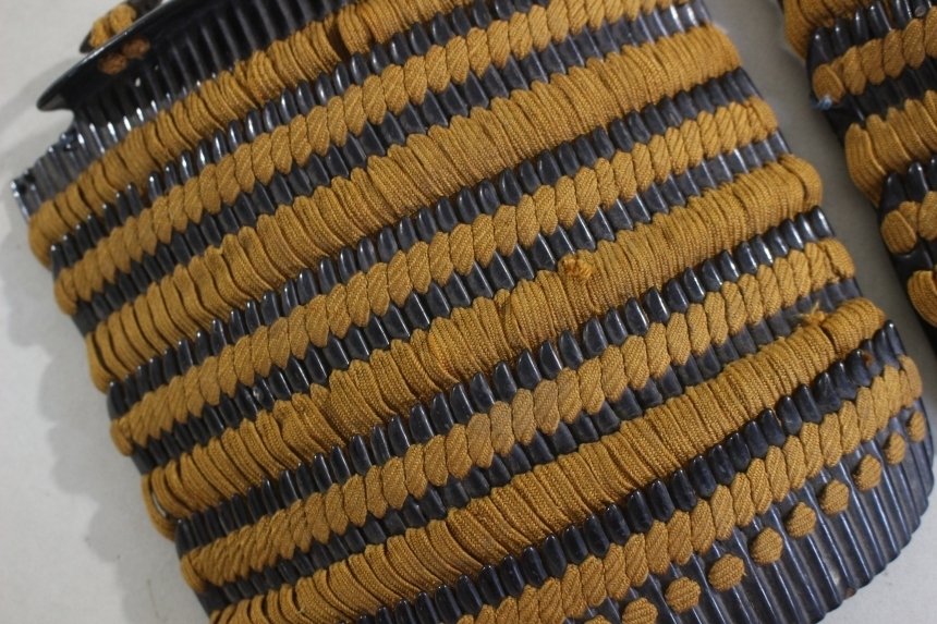 盔甲 - 日本 - 铁黑铸造伊予膝两片，配有五段切割的铸铁袖子盔甲：E3-145 江戶時代（1600-1868） #4.3