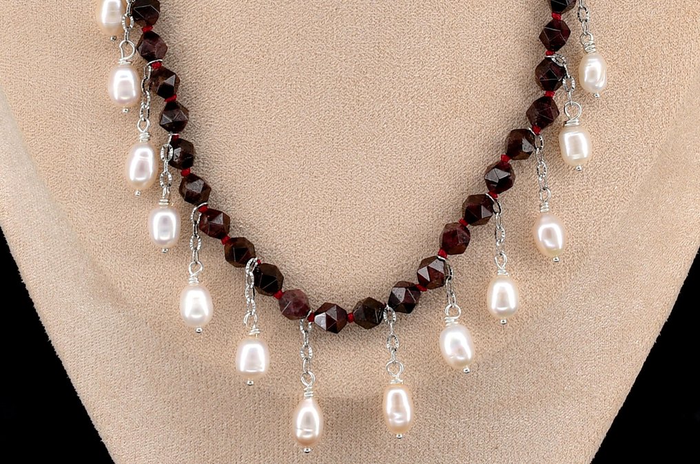 HANDMADE υπέροχο ρουμπίνι. Κολιέ με φυσικά μαργαριτάρια λίμνης και γούρια. - Ύψος: 45 cm - Πλάτος: 45 cm- 37 g #2.1