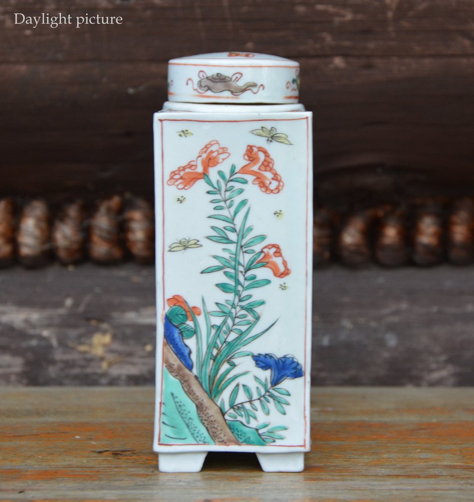 Eine große (H16,1 cm) chinesische famille verte 'Hundert Antiques'-Teekanne. - Porzellan - China - Qing-Dynastie (大清), Kangxi-Zeit (1662–1722, 康熙), 17./18. Jahrhundert. #3.2