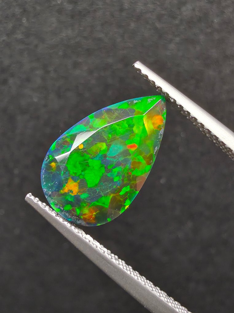 2,77 ct schwarzer Opal facettiert - Höhe: 14.8 mm - Breite: 9.3 mm- 0.55 g #1.0