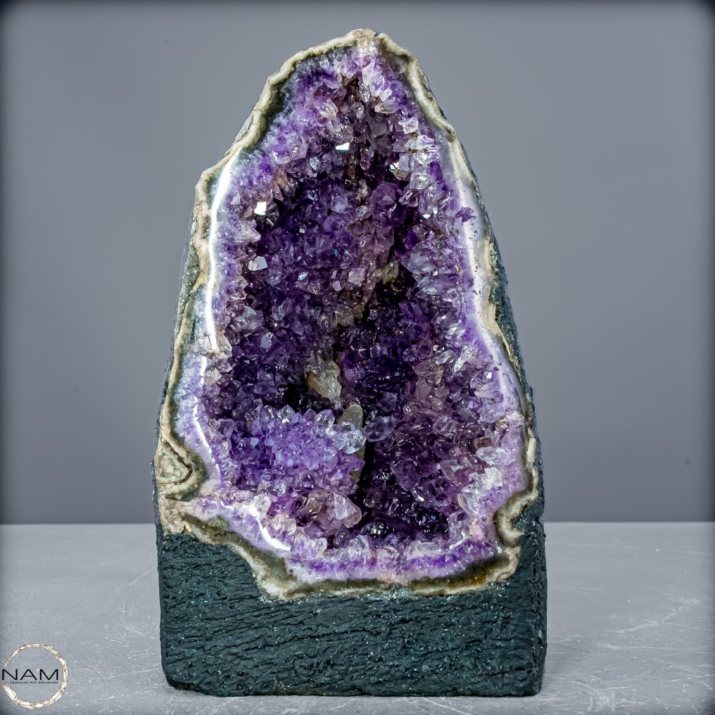 紫水晶簇配以罕见的方解石晶体——令人印象深刻的自然艺术品，充满深度、光泽和魅力。 紫色水晶华彩- 1768.69 g #1.0