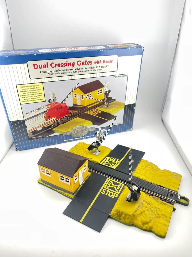 Bachmann - Giocattolo Train model crossing scene set toy #1.0