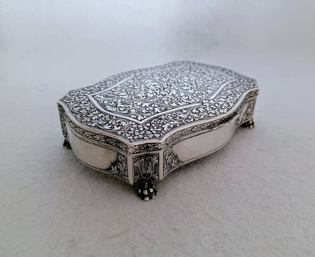 Finely hand engraved Jewelry Trinket Casket - Κουτί - .800 silver #1.0