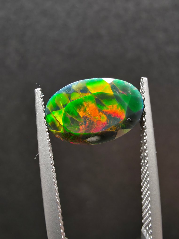1,37 ct schwarzer Opal facettiert - Höhe: 11.7 mm - Breite: 7.7 mm- 0.27 g #4.3