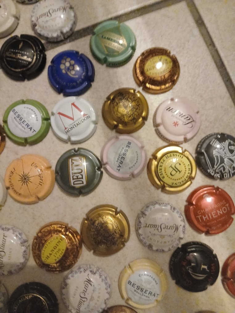 Divers - Samppanjakapselit (150) -  Yli 150 samppanjapullon erä. - Metalli #3.2