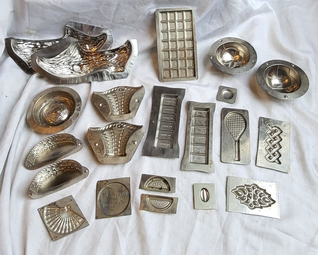 Verschillende chocolade vormen;  Merkjes: Walden Amersfoort (NL), Arnold Kalmeijer Den Haag, - Working tool  #2.1