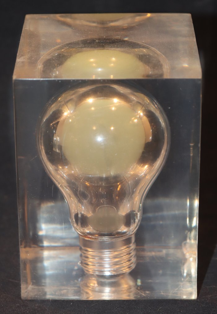 Pierre Giraudon - 纸镇  (2) - Lightbulb - Twee tabelfiguren - Lucite（有机玻璃） #1.0