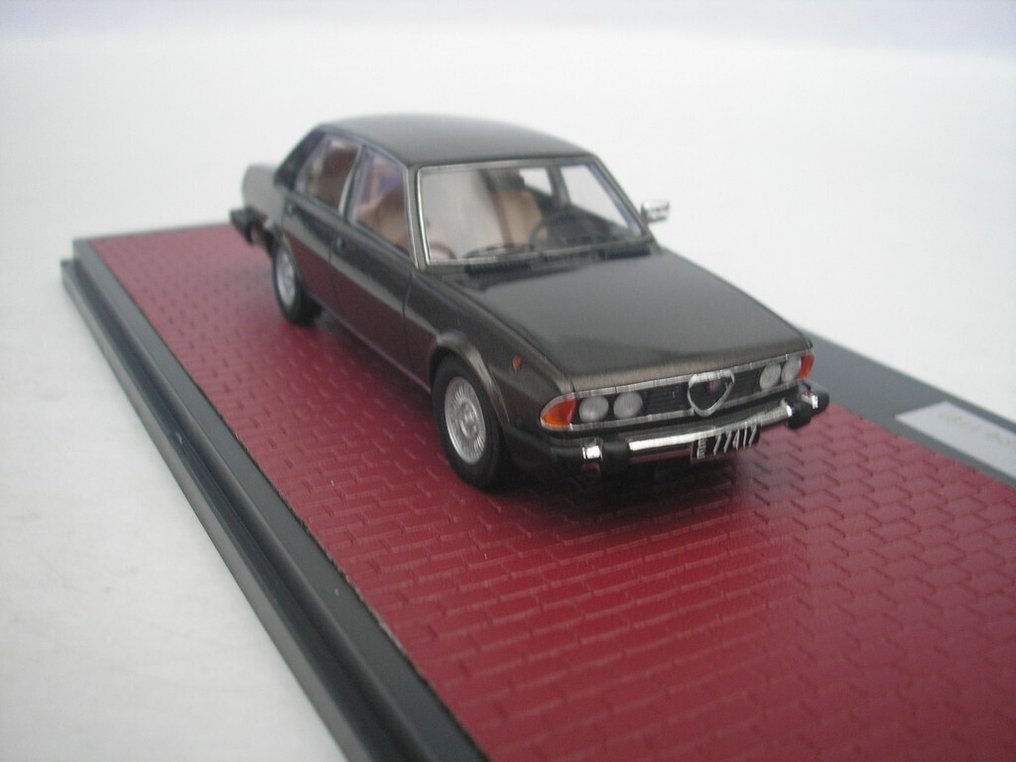 Matrix 1:43 - Modelbil - Alfa Romeo Alfa 6 2.5 (Type 119) 1979 - 1983 - Brun metallic - 100 stk #3.2