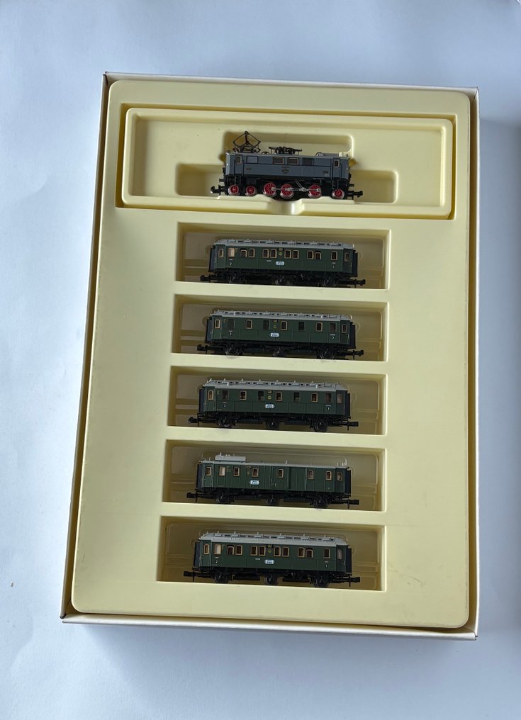 Minitrix N - 5101800 - Train set (1) - E36 with five passenger carriages - DR (DRG) #1.0